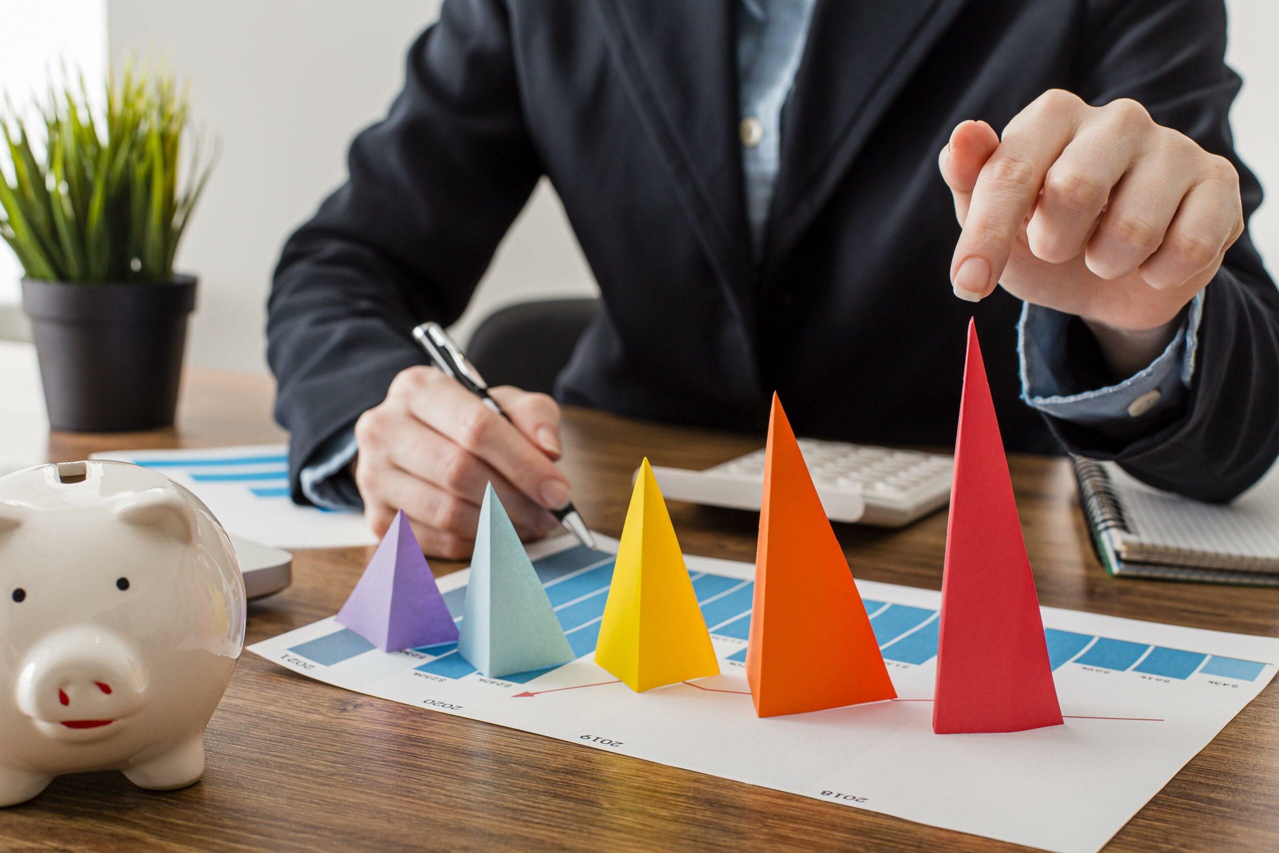 Illustration de croissance par des cônes colorés  en papier en lien avec le coaching professionnel en entreprise